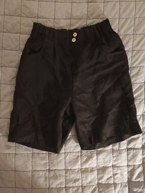 notPERFECTLINEN Black High-Waist Relaxed Linen Shorts with Wooden Buttons